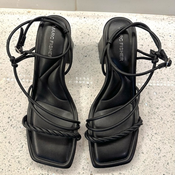 Gorgeous Marc Fisher y2k strappy sandal heels - Picture 2 of 3